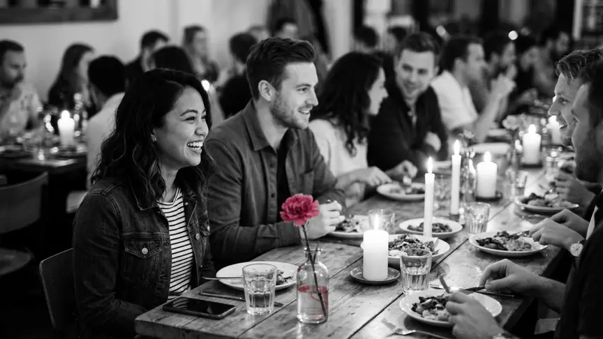 En una taula llarga il·luminada amb espelmes en un supper club ple de gent, amics i cares noves d’entre vint-i-cinc i trenta anys comparteixen plats i parlen tots alhora. Una dona amb samarreta de ratlles i jaqueta texana riu d’alguna cosa que acaba de dir l’home del costat; té el mòbil cap per avall al costat d’un clavell rosa intens dins d’un got petit. Tothom porta roba normal de vespre: samarretes, sobrecamises, texans.